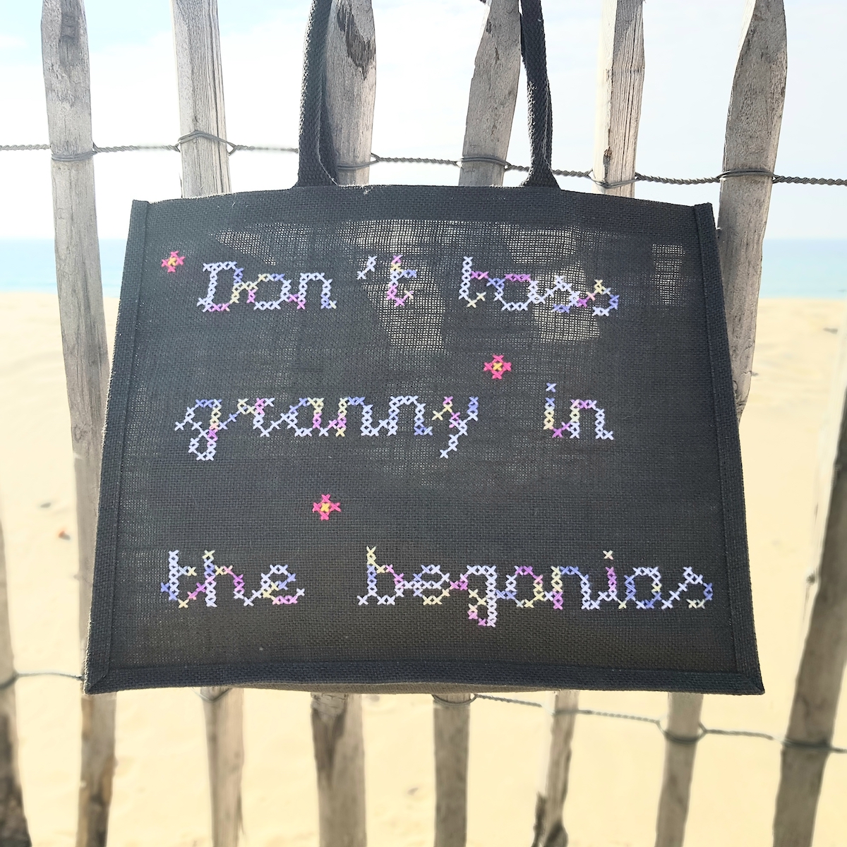 cabas de plage gris anthracite "Don't toss granny in the begonias" by Broc Into The Moon
