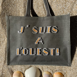 cabas gris en toile de jute laminée, broderie fait main "je suis à l'ouest" by broc into the moon
