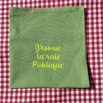 SERVIETTE DE TABLE UPCYCLING EN COTON VERT BRODERIE J'ESSUIE LA RAIE PUBLIQUE" BY BROC INTO THE MOON