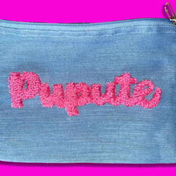 Petite pochette en toile de jute et coton bleue ciel, broderie punch needle "pupute" rose by broc into the moon