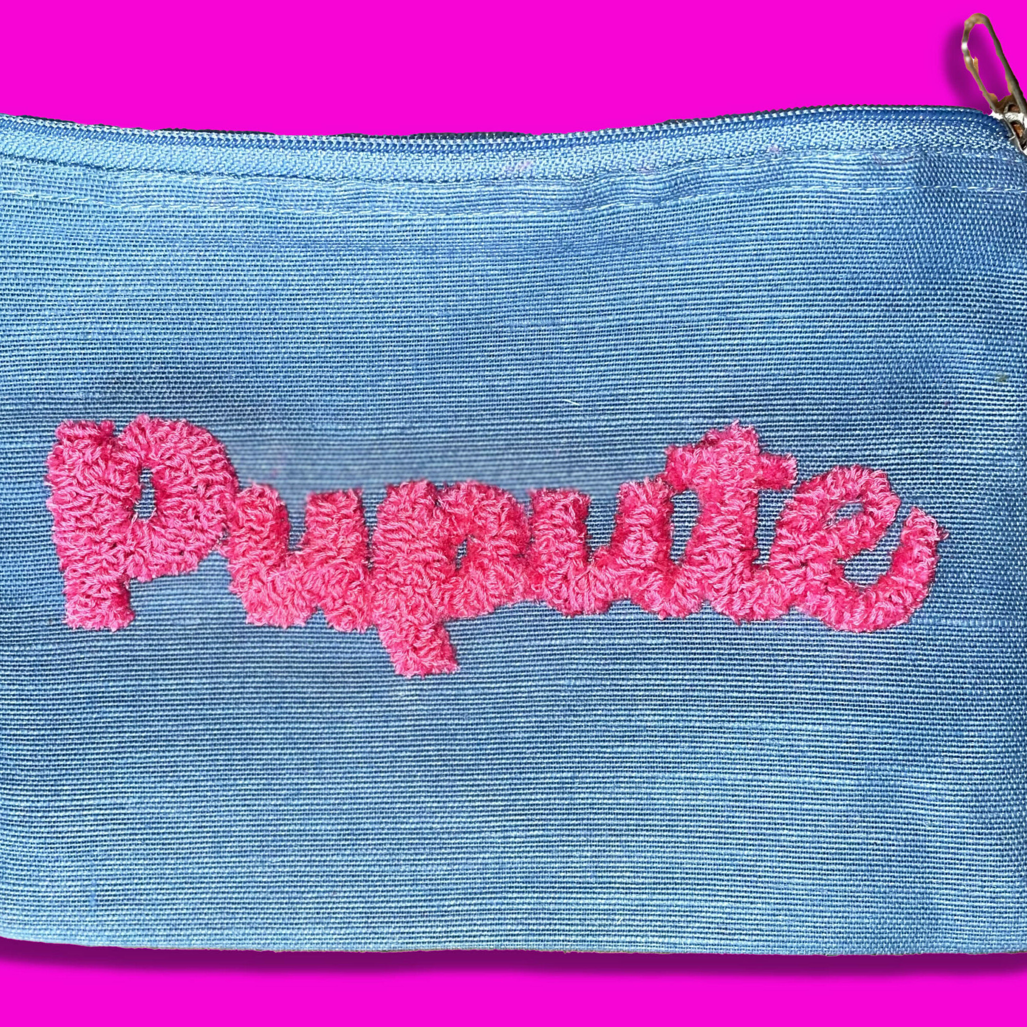 Petite pochette en toile de jute et coton bleue ciel, broderie punch needle 