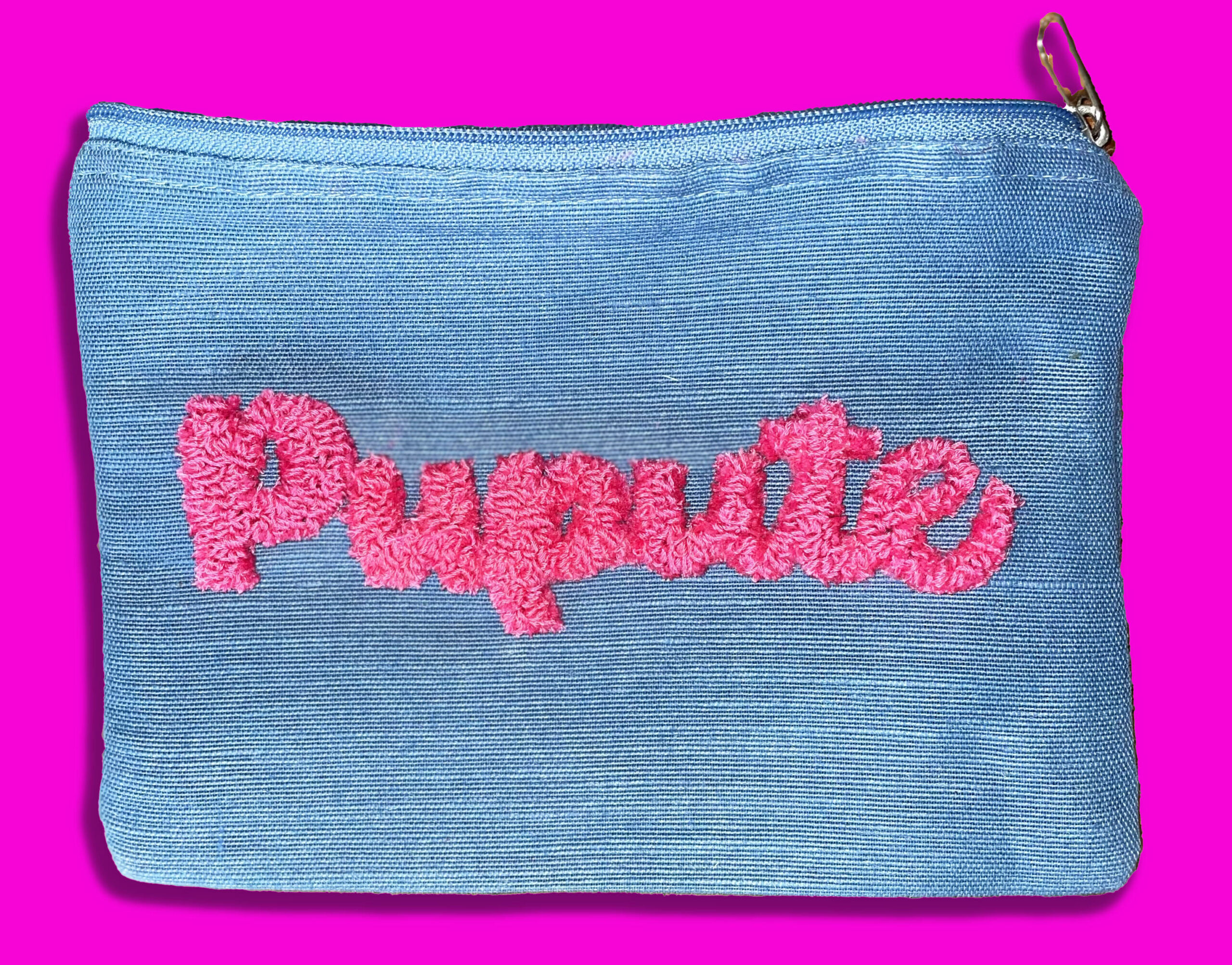 Petite pochette en toile de jute et coton bleue ciel, broderie punch needle 