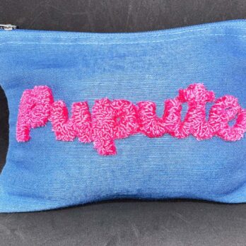 Petite pochette en toile de jute et coton bleue ciel, broderie punch needle "pupute" rose by broc into the moon, 22X16cm