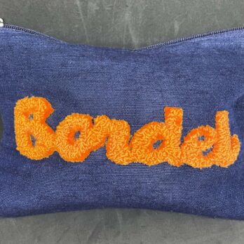 PETITE POCHETTE EN TOILE DE JUTE ET COTON bleu nuit, 22x16 cm, broderie en punch needle fil DMC orange