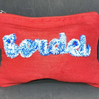 POCHETTE ROUGE EN TOILE DE JUTE ET COTON, 22x16CM, BRODERIE PUNCH NEEDLE FIL DMC BLEU CHINE BY BROC INTO THE MOON