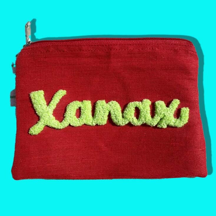 POCHETTE EN TOILE DE JUTE ET COTON ROUGE, BRODERIE FAIT MAIN EN PUNCH NEEDLE FIL JAUNE