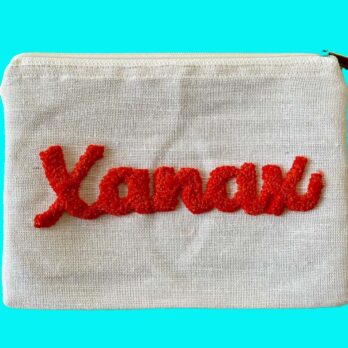 POCHETTE EN TOILE DE JUTE ET COTON BLANCHE, BRODERIE FAIT MAIN EN PUNCH NEEDLE FIL ROUGE