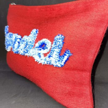 POCHETTE ROUGE EN TOILE DE JUTE ET COTON, 22x16CM, BRODERIE PUNCH NEEDLE FIL DMC BLEU CHINE BY BROC INTO THE MOON