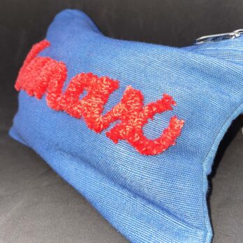 POCHETTE BLEU CIEL EN TOILE DE JUTE ET COTON, 22x16CM, BRODERIE PUNCH NEEDLE FIL DMC ROUGE BY BROC INTO THE MOON