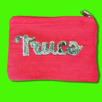 Pochette rouge 70% jute 30% coton, broderie en punch needle "TRUCS" fils DMC vert, 22x16 cm by broc into the moon