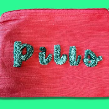 Pochette rouge en toile de jute et coton, broderie en punch needle PILLS fils DMC vert bouteille by broc into the moon