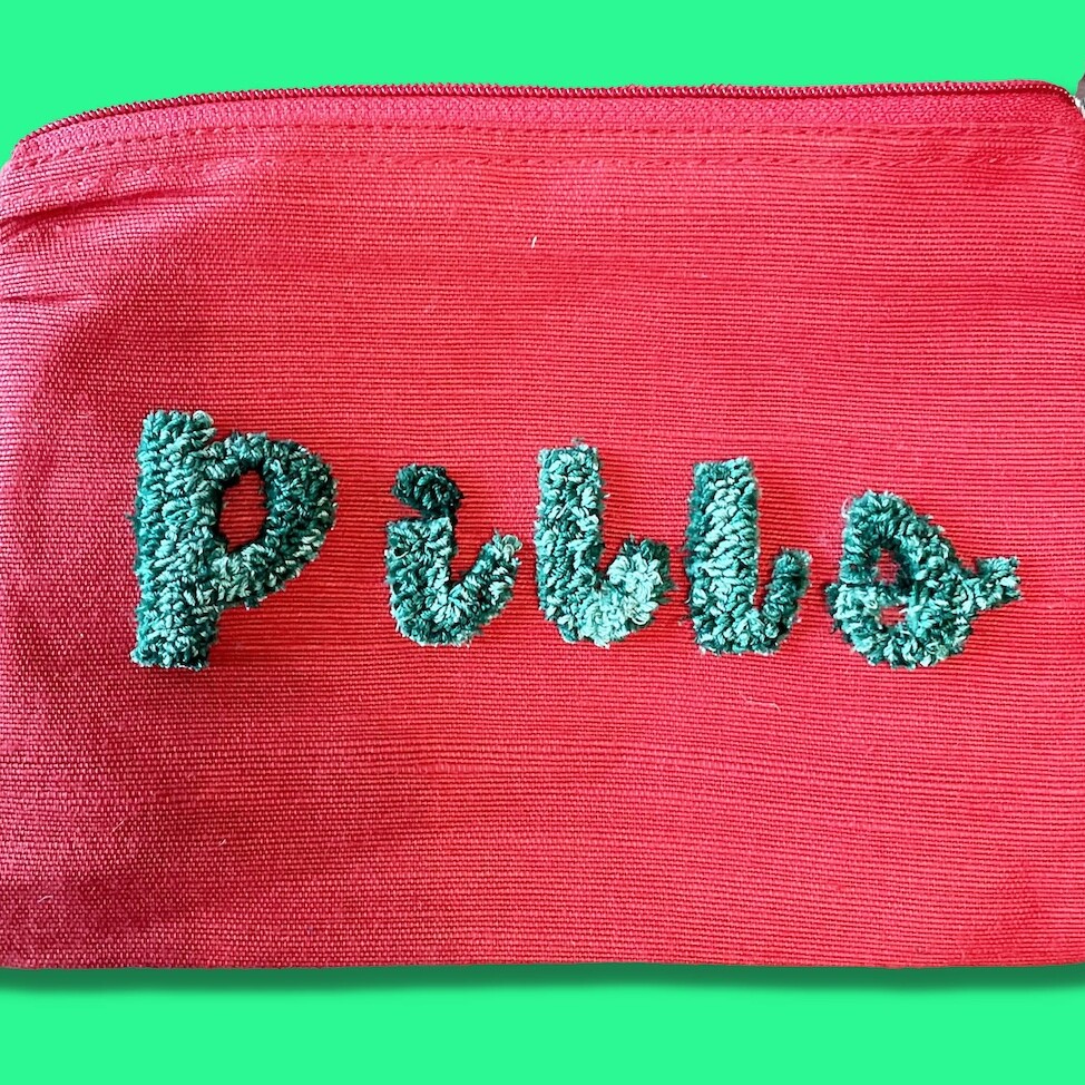 Pochette rouge en toile de jute et coton, broderie en punch needle PILLS fils DMC vert bouteille by broc into the moon