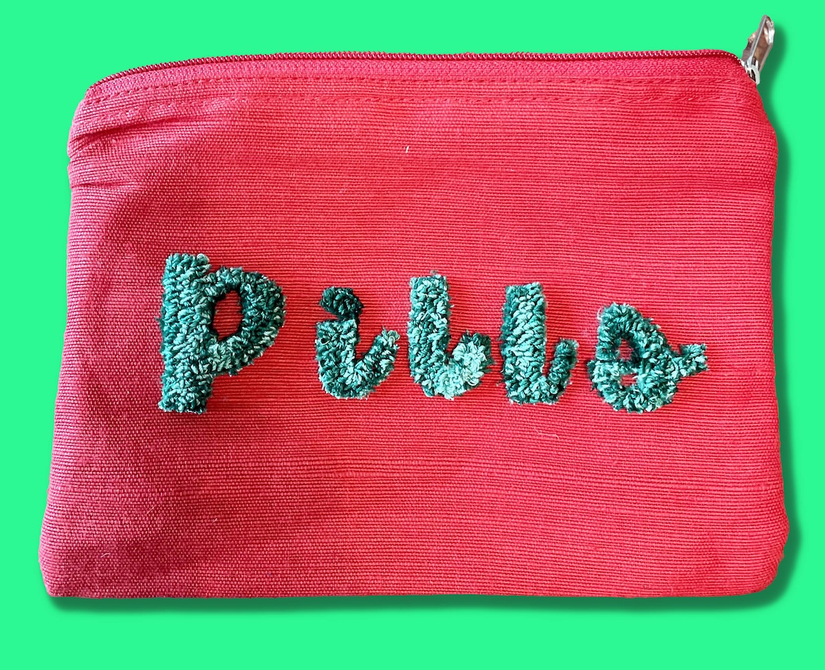 Pochette rouge en toile de jute et coton, broderie en punch needle PILLS fils DMC vert bouteille by broc into the moon