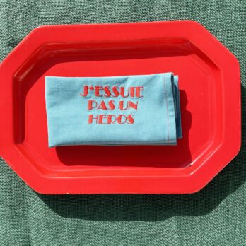 Serviette de table brodée upcyclée, broderie "j'essuie pas un héros" en hommage à Daniel Balavoine by Brode Into The Moon