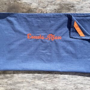 Torchon de cuisine drôle, upcyclé et brodé, fait dans un drap reteinté, broderie machine by brode into the moon