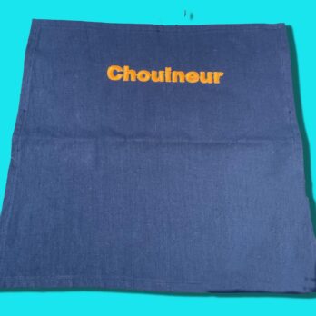 MOUCHIETTE BRODERIE CHOUINEUR OU CHOUINEUSE, MI MOUCHOIR MI SERVIETTE SUR TISSU EN COTON UPCYCLE ET TEINTE
