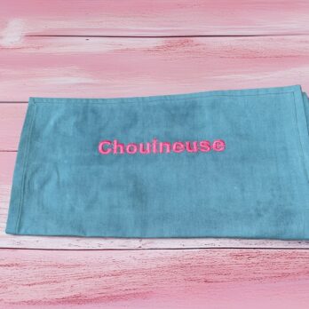 MOUCHIETTE BRODERIE CHOUINEUR OU CHOUINEUSE, MI MOUCHOIR MI SERVIETTE SUR TISSU EN COTON UPCYCLE ET TEINTE