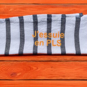 Torchon en toile de jute brodé “J’essuie en PLS”, création artisanale humoristique, fait dans les Landes.