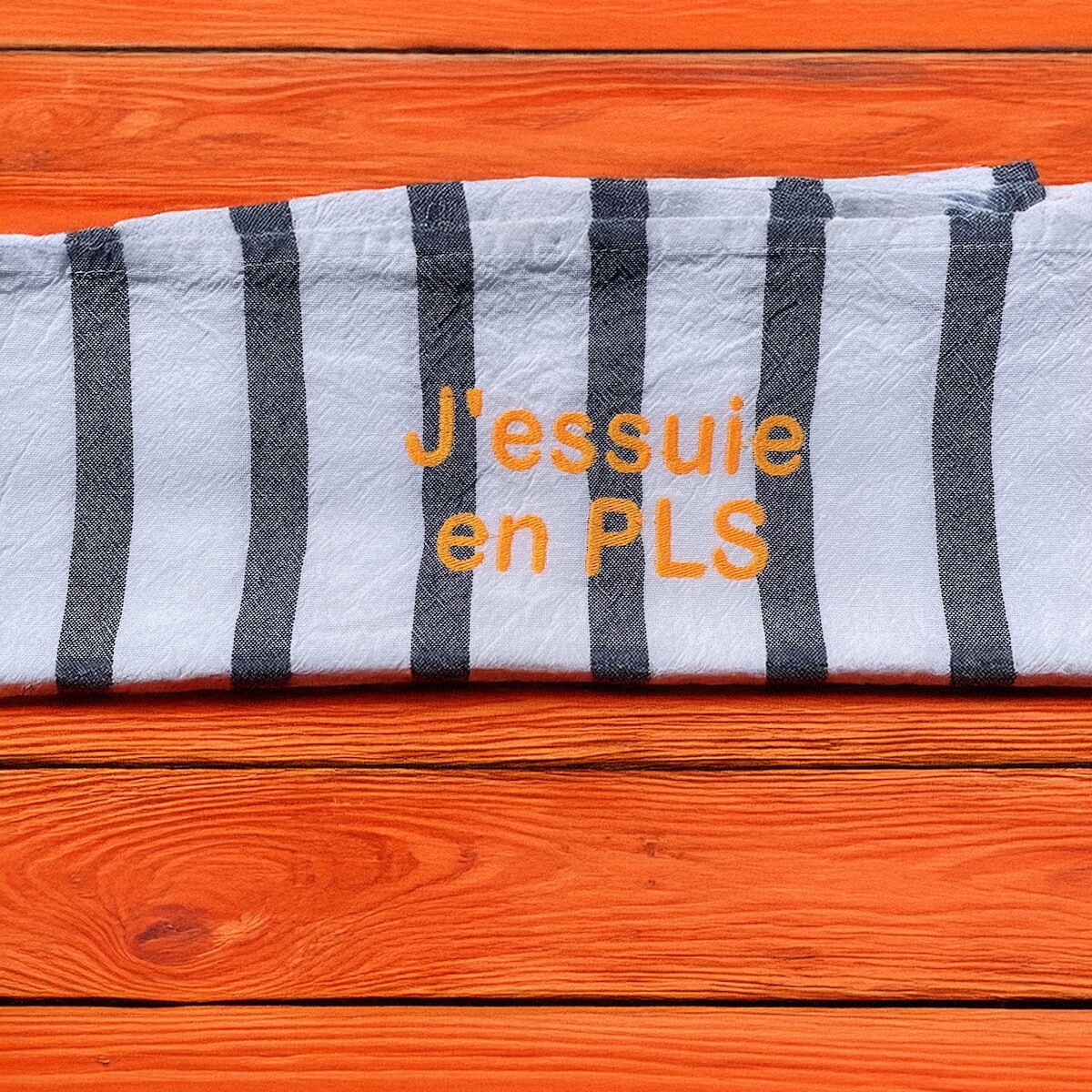 Torchon en toile de jute brodé “J’essuie en PLS”, création artisanale humoristique, fait dans les Landes.
