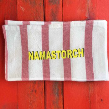 Torchon de cuisine rayure rouge en coton, broderie "namastorch" by brode into the moon