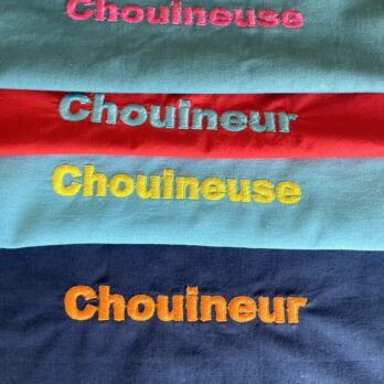MOUCHIETTE BRODERIE CHOUINEUR OU CHOUINEUSE, MI MOUCHOIR MI SERVIETTE SUR TISSU EN COTON UPCYCLE ET TEINTE