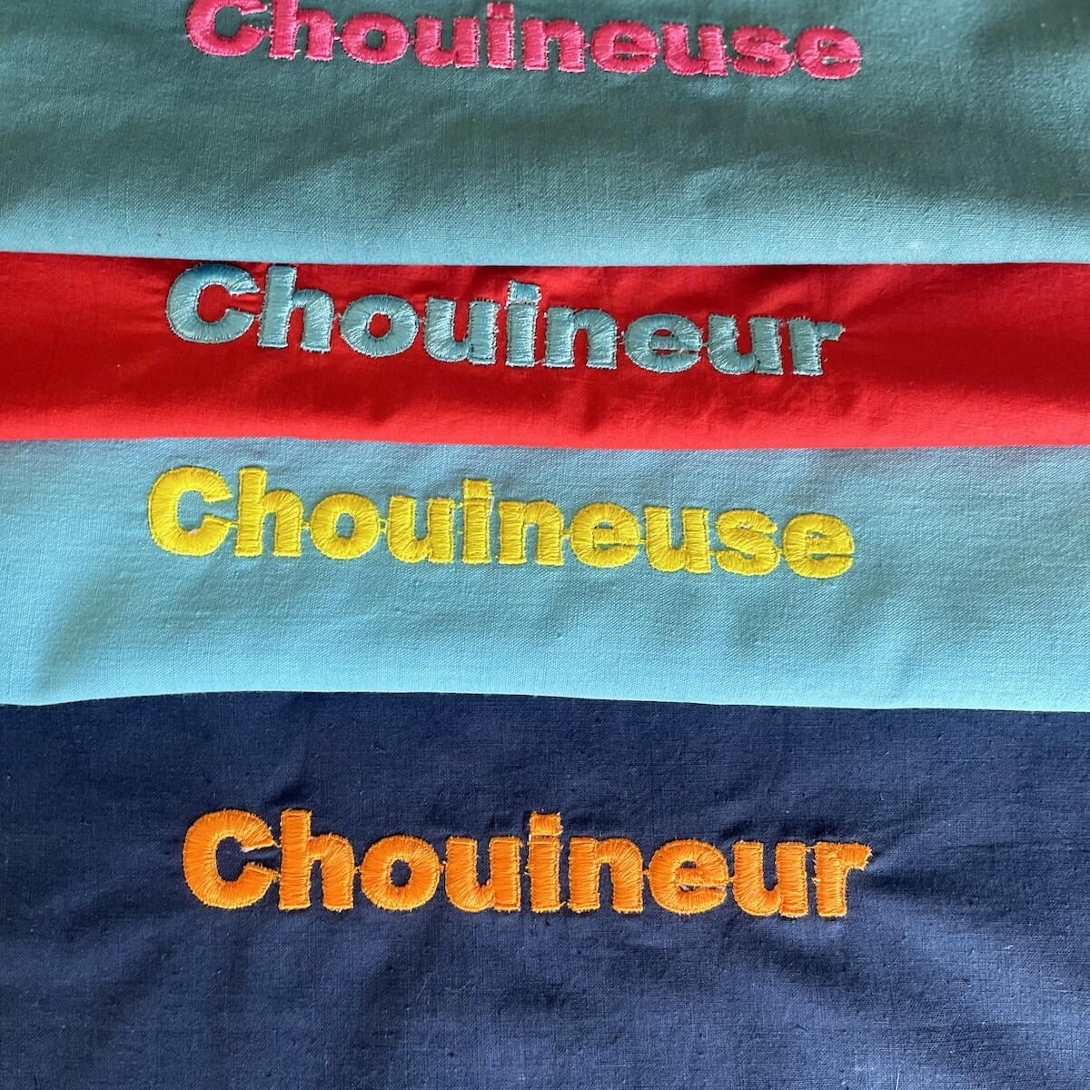 MOUCHIETTE BRODERIE CHOUINEUR OU CHOUINEUSE, MI MOUCHOIR MI SERVIETTE SUR TISSU EN COTON UPCYCLE ET TEINTE