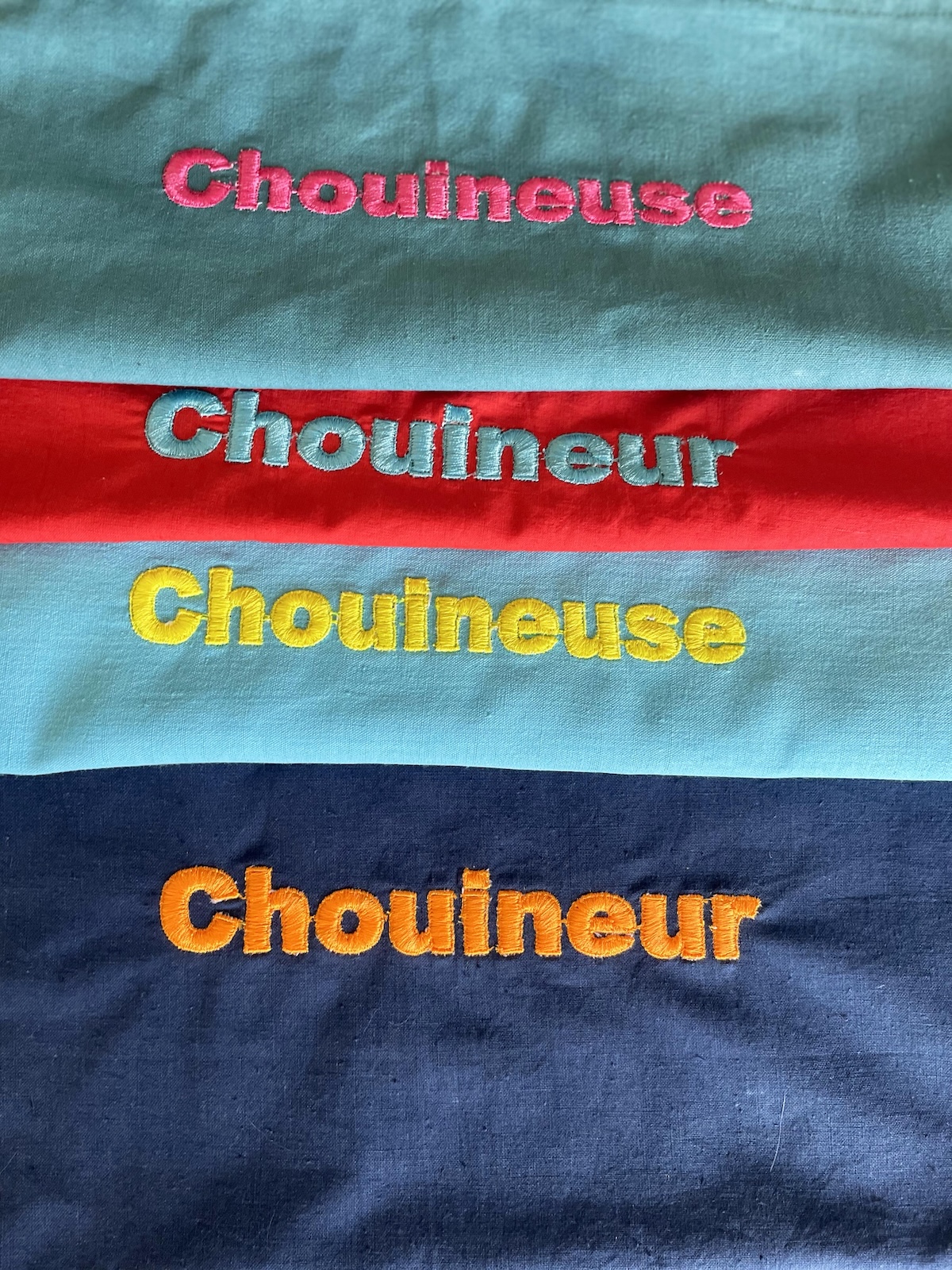 MOUCHIETTE BRODERIE CHOUINEUR OU CHOUINEUSE, MI MOUCHOIR MI SERVIETTE SUR TISSU EN COTON UPCYCLE ET TEINTE