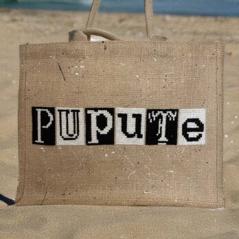 cabas toile de jute laminée écrue, broderie fait main, lettrage punk "PUPUTE" noir & blanc
