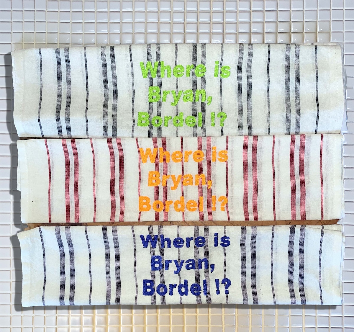 TORCHON 100 % COTON, RAYE, BRODERIE WHERE IS BRYAN, BORDEL