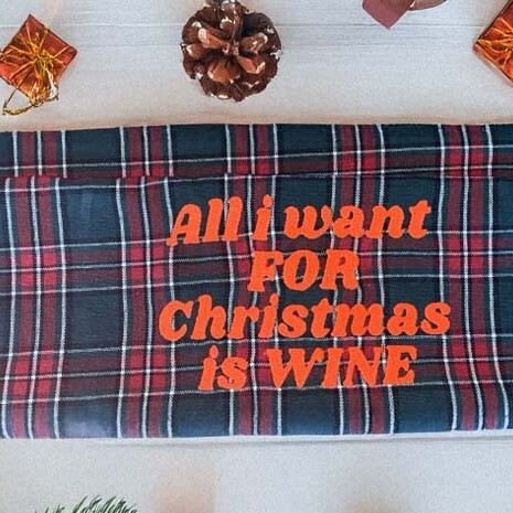 TORCHON ECOSSAIS 100 % COTON, BRODERIE ALL I WANT FOR CHRISTMAS IS WINE