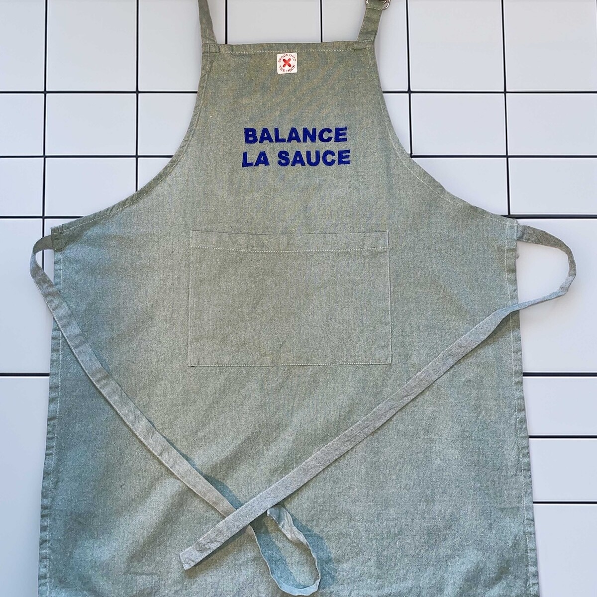 TABLIER DE CUISINE VERT CLAIR, BRODERIE BALANCE LA SAUCE 85 X 70 CM BY BRODE INTO THE MOON