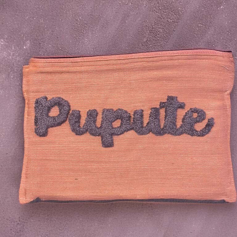 PETITE POCHETTE EN TOILE DE JUTE ET COTON, COULEUR SAUMON, BRODERIE PUNCH NEEDLE PUPUTE FIL GRIS
