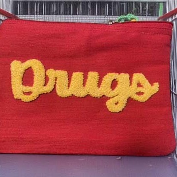 Pochette en toile de jute et coton rouge, broderie punch needle DRUGS fil jaune