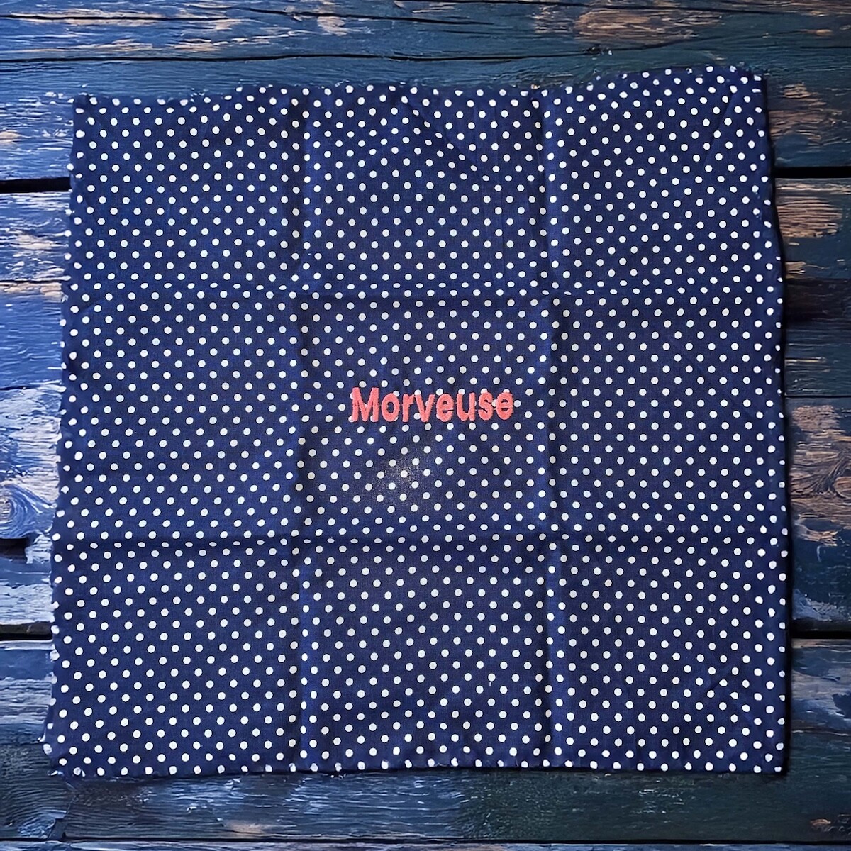 MOUCHOIR EN COTON, A POIS BLANCS, BRODERIE MORVEUSE ROSE