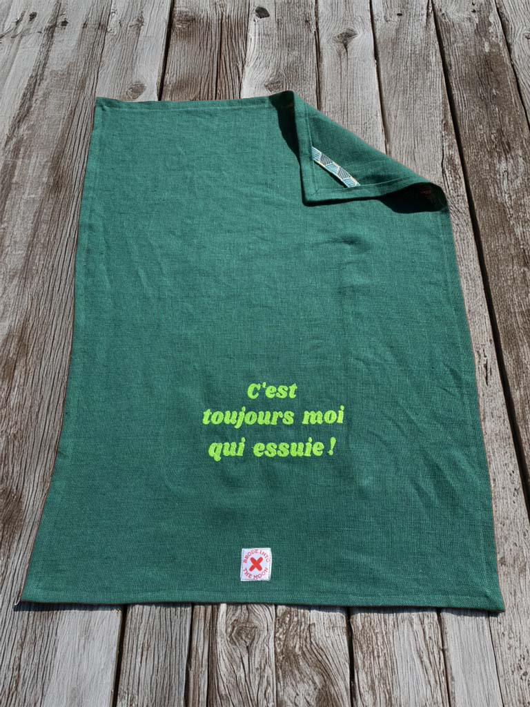 TORCHON DE CUISINE EN LIN LAVE VERT BOUTEILLE, BRODERIE "C'EST TOUJOURS MOI QUI ESSUIE", 50 X 70 CM, BY BRODE INTO THE MOON