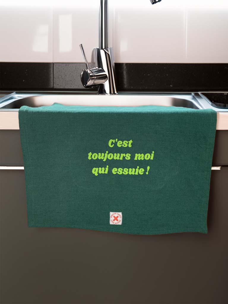 TORCHON DE CUISINE EN LIN LAVE VERT BOUTEILLE, BRODERIE "C'EST TOUJOURS MOI QUI ESSUIE", 50 X 70 CM, BY BRODE INTO THE MOON