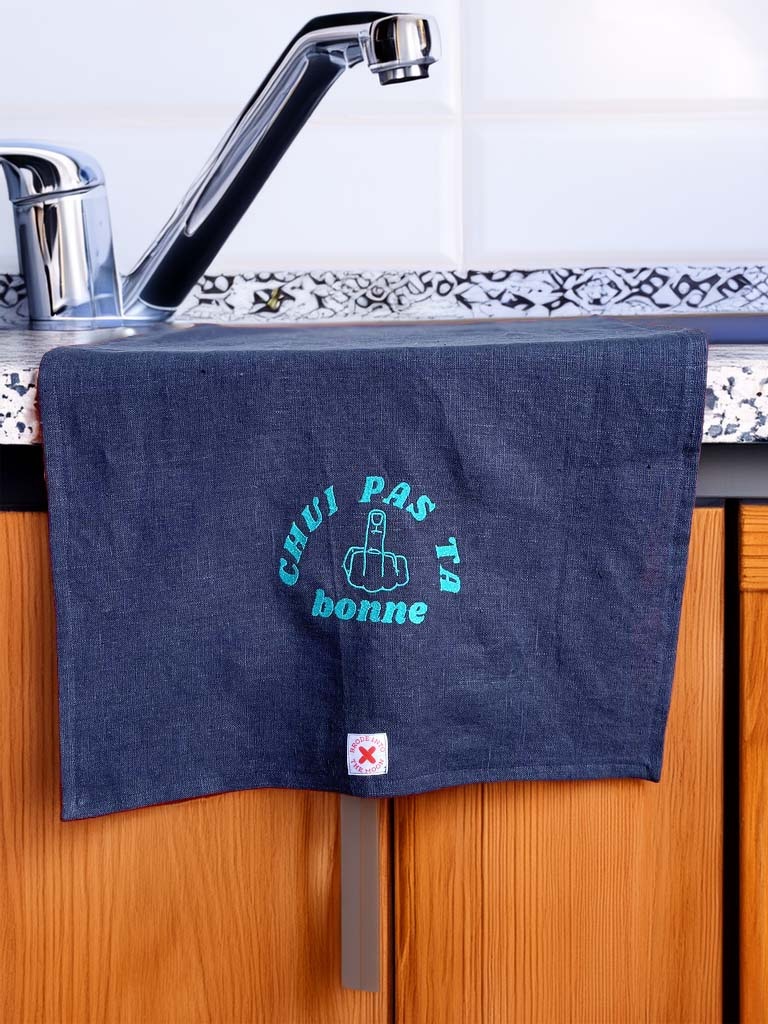 TORCHON EN LIN LAVE BLEU, BRODERIE "CHUI PAS TA BONNE" 50 X 70 CM BY BRODE INTO THE MOON